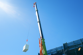 資材をクレーンで吊り上げる様子